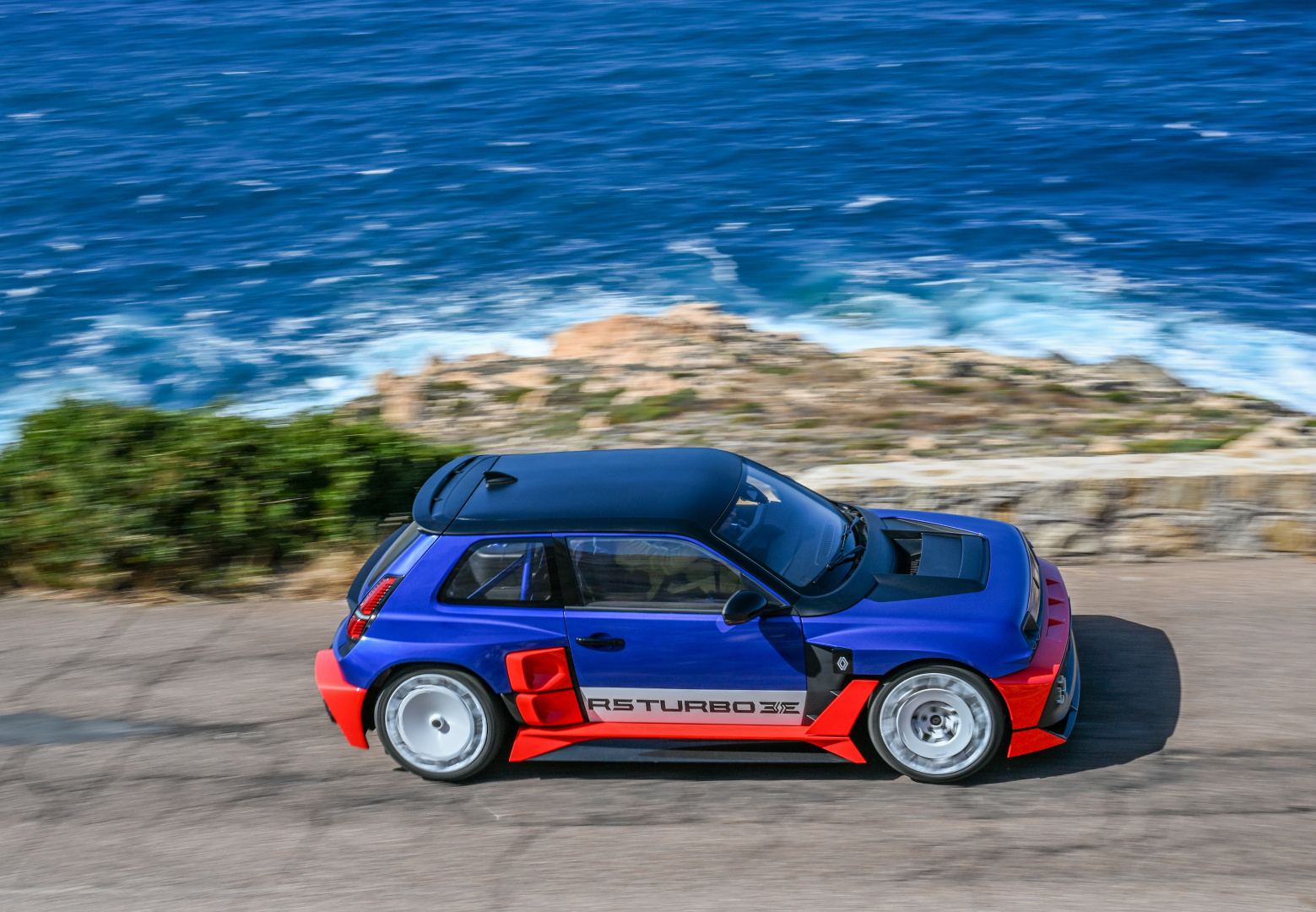 SMALL_Renault 5 Turbo 3E at the historic Tour de Corse (18)